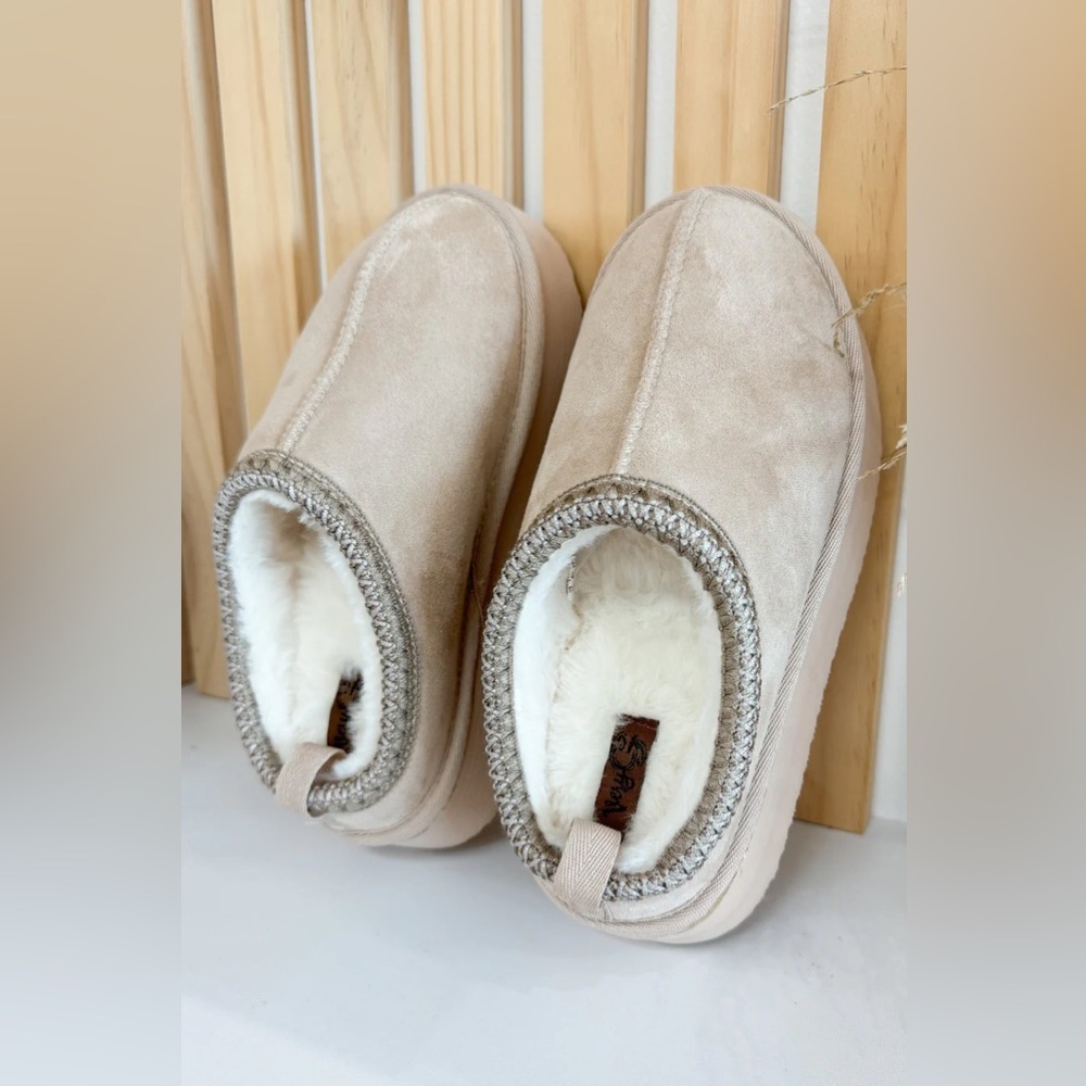 NIB Brand New Very G Platform Faux Fur Cozy Slippers Slides Shoes Cream Nude - Picture 3 of 4